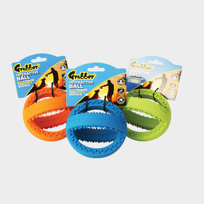 Drei kleine Happy-Pet-Grubber Interaktive Fußbälle für Hunde in blau, hellgrün und orange
