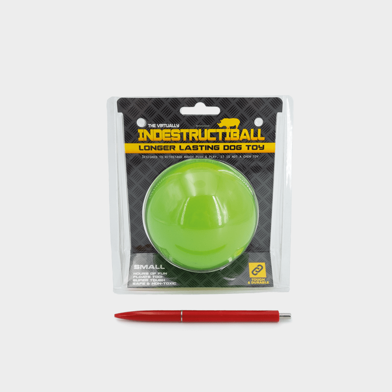 Indestructiball von Happy Pet – kleine, grüne Variante mit Kugelschreiber zum Größenverhältnis
