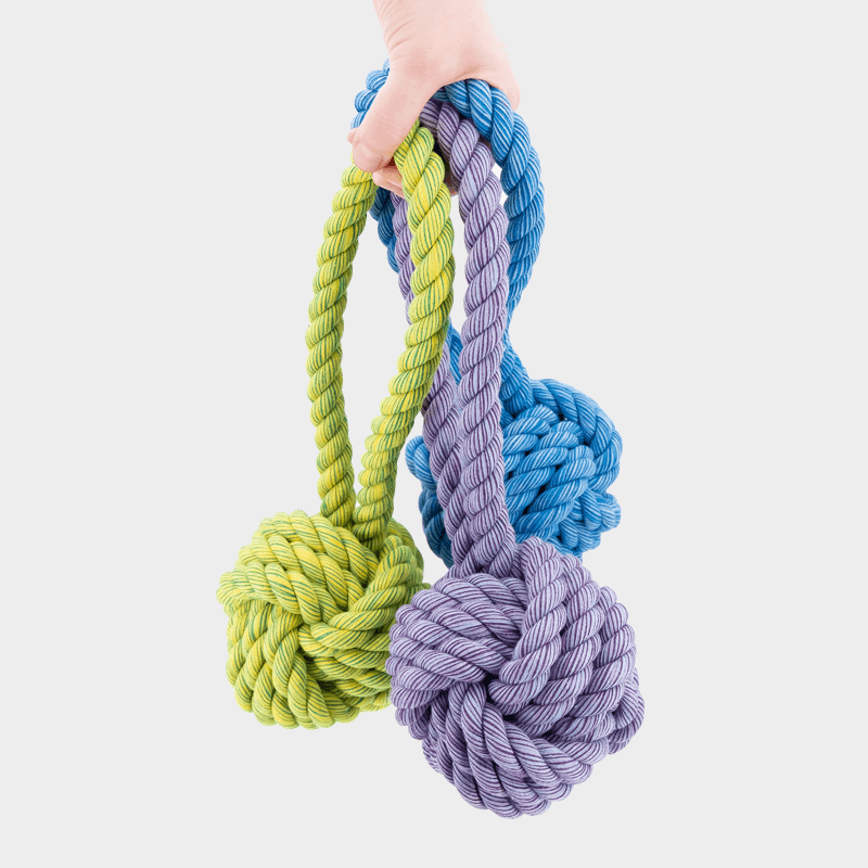 In der Hand gehaltene unterschiedliche Größen und Farben Ball mit Schlaufen Nuts for Knots von Happy Pet