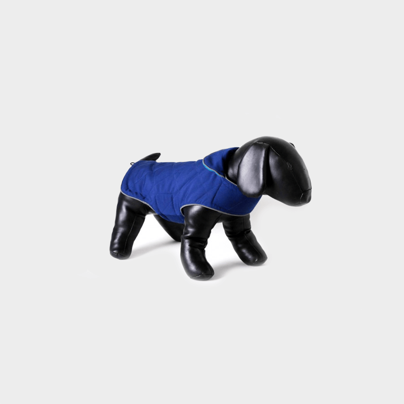 Ozeanblaue Tweedy-Hundejacke (Wendejacke) von Doodlebone® angelegt an schwarzen Hunde-Dummy