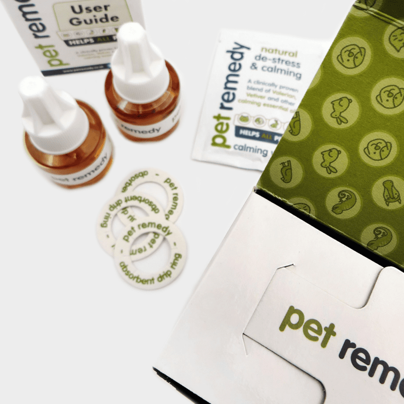 Detailaufnahme Nachfüllflaschen für den Zerstäuber von Pet Remedy