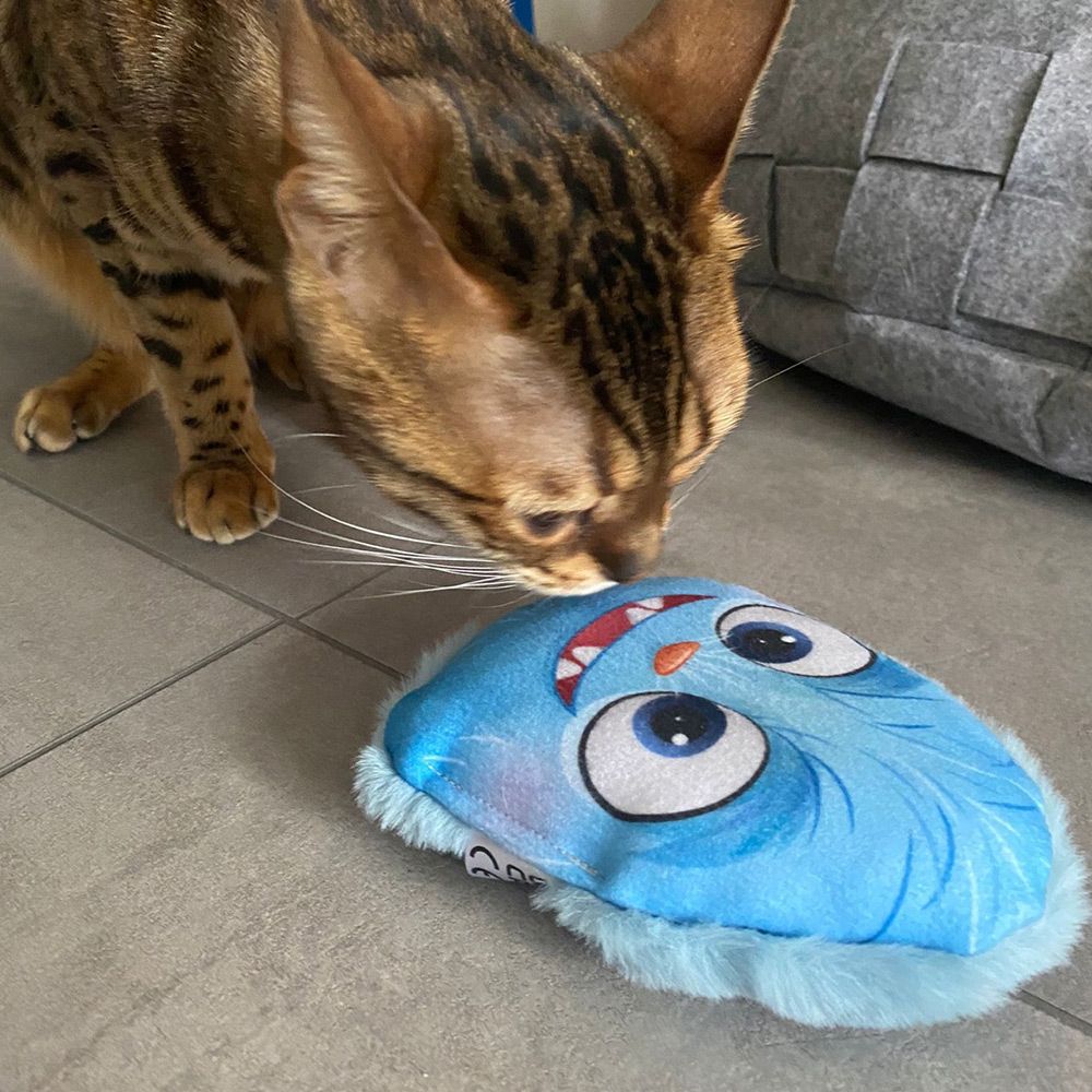Katze schnüffelt an 4cats Katzenspielzeug Monster Kollektion Monster blau