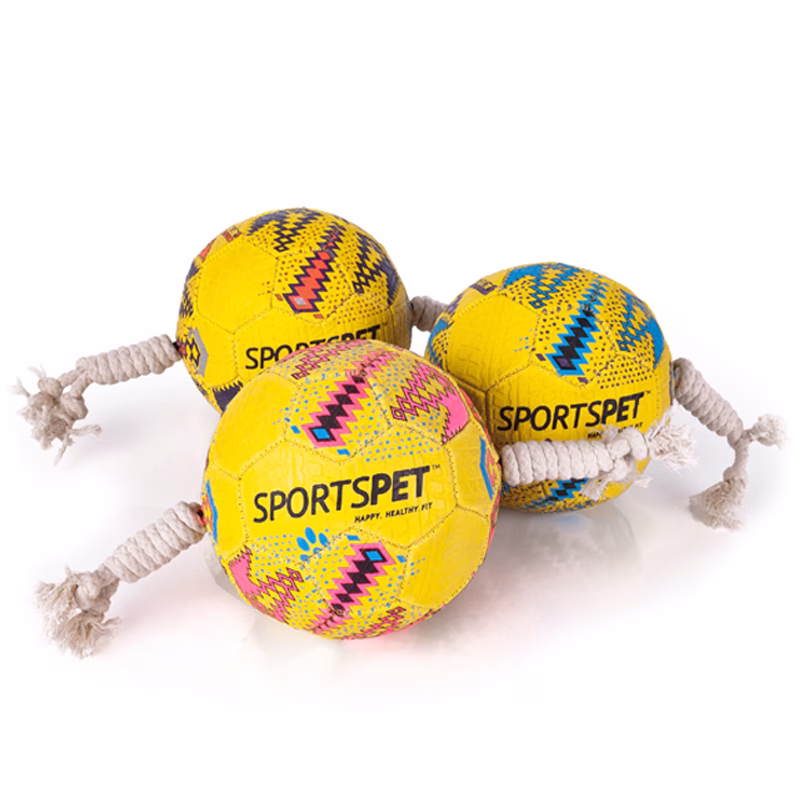 Drei gelbe Bälle für Hunde in Fußballoptik, mit schwarzer Aufschrift Sportspet und schwarz/rotem bzw. schwarz/blauem bzw. schwarz/rosa Muster, kleine cremefarbenen Seile an beiden Seiten