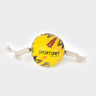Gelber Ball für Hunde in Fußballoptik, mit schwarzer Aufschrift Sportspet und schwarz/rotem Muster, kleine cremefarbenen Seile an beiden Seiten, 18,5 cm