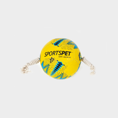 Gelber Ball für Hunde in Fußballoptik, mit schwarzer Aufschrift Sportspet und schwarz/blauem Muster, kleine cremefarbenen Seile an beiden Seiten, 18,5 cm