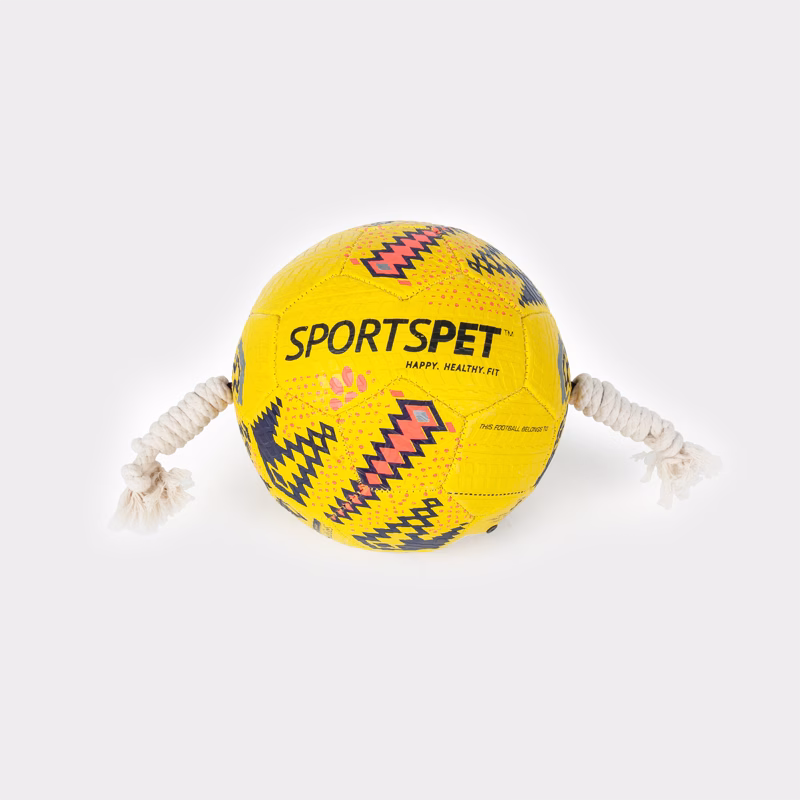 Gelber Ball für Hunde in Fußballoptik, mit schwarzer Aufschrift Sportspet und schwarz/rosa Muster, kleine cremefarbenen Seile an beiden Seiten, 18,5 cm